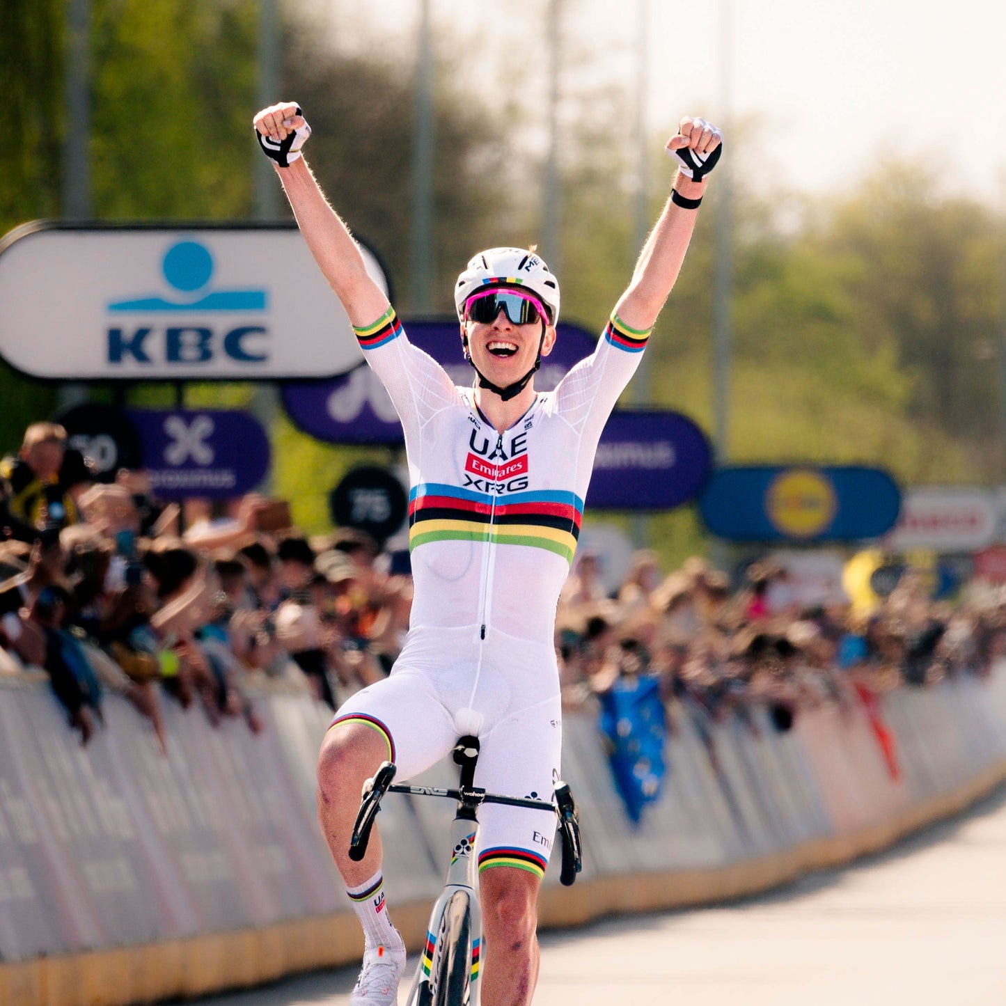 MET Manta MIPS (Rainbow Edition)